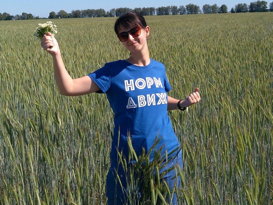 Дар’я в полі у футболці «Норм движ»